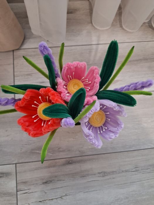 Flori din sârmă plușată