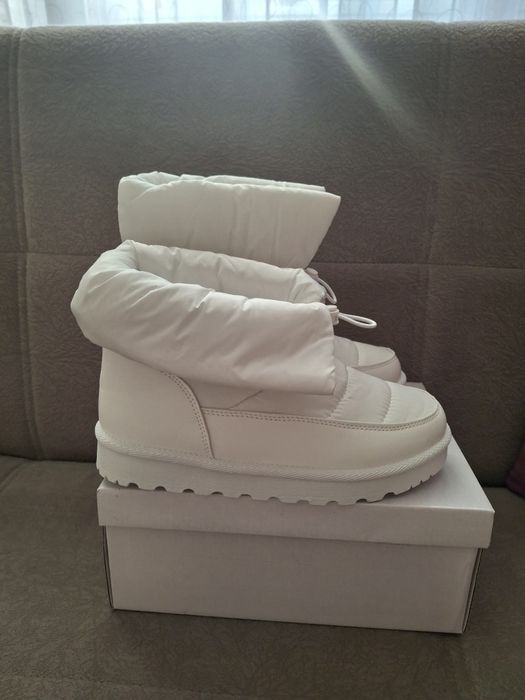 Дамски бели апрески 38 номер нови,с пух отвътре.