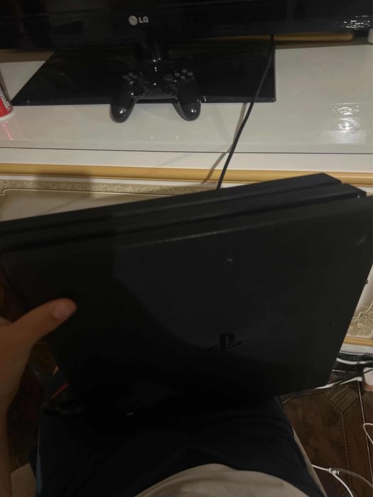 PS4 PRO 830GB + Джойстик + Всички Кабели | Перфектно Състояние