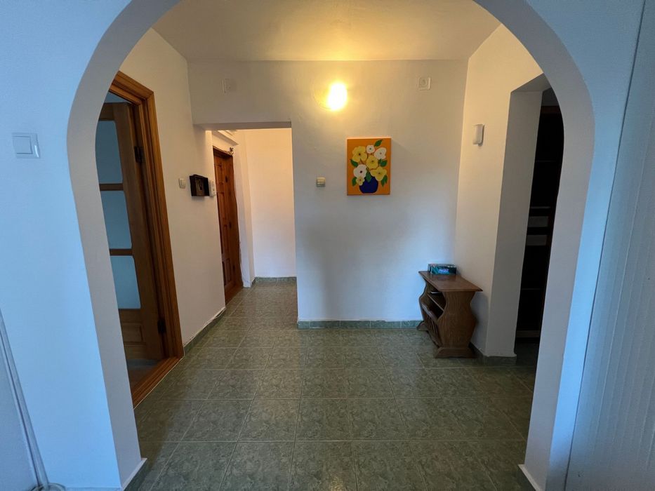 Inchriez apartament 3 camere