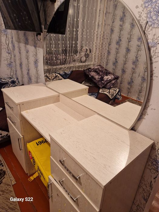Продам  тумбочки с зеркалом