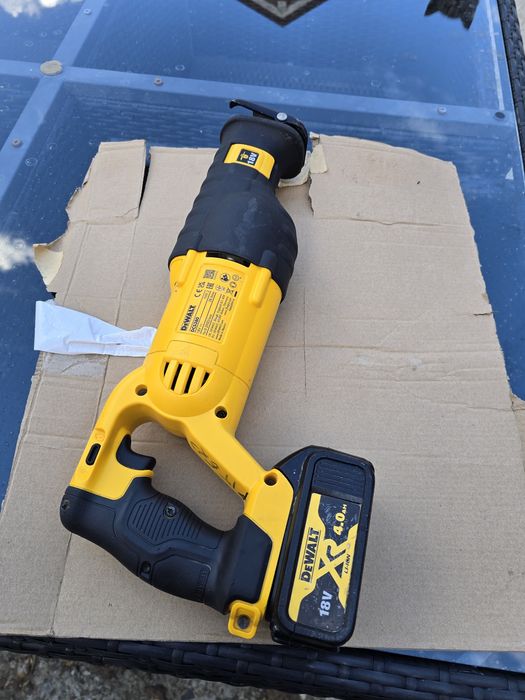 Fierăstrău dewalt dcs380