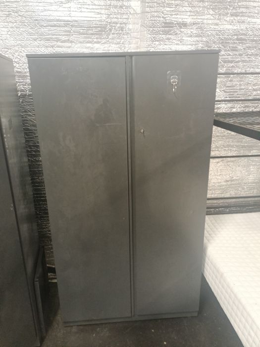 Dulap metalic cu rafturi