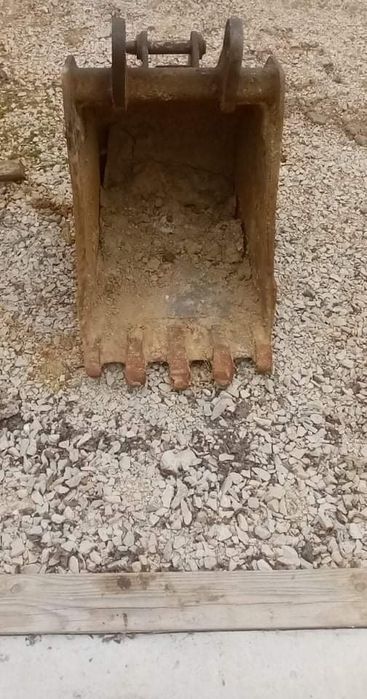 Транспортирам и Продавам Пясък (речен и кариерски), и Чакъл.Извозване