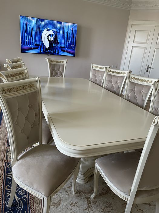 Стол и стулья для гостинной