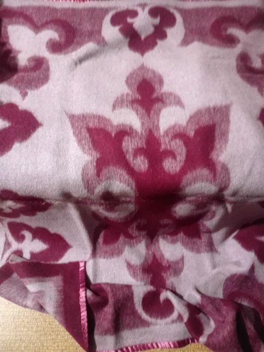 Продам шерстяные одеяло.