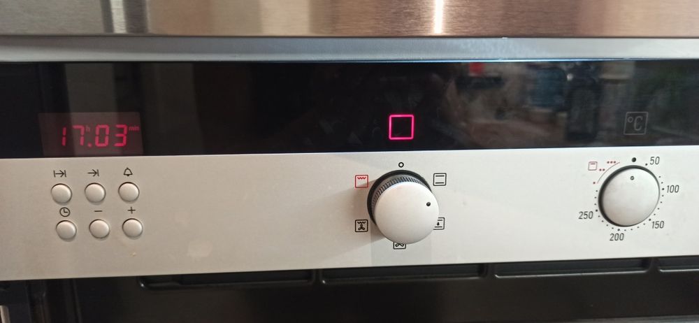 Фурна за вграждане Siemens инокс с черно