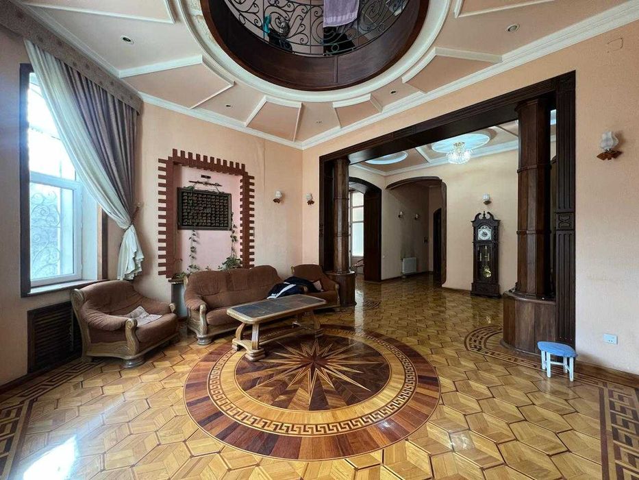 Продается просторный дом с бассейном, ориентир МВД Р.Уз.