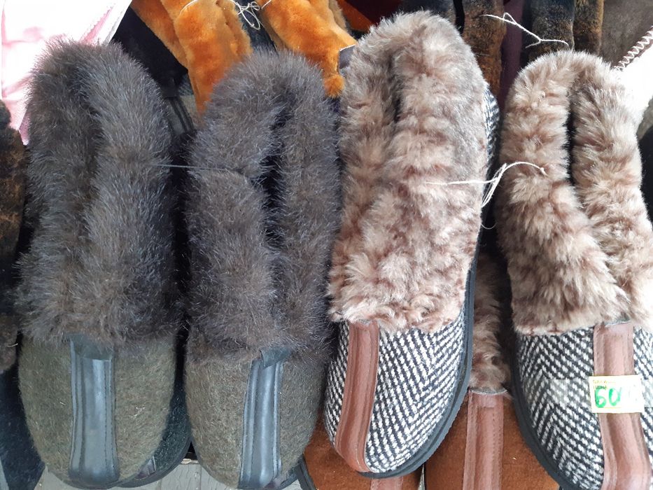 Тапочки, шлёпки, бабуши  домашние.