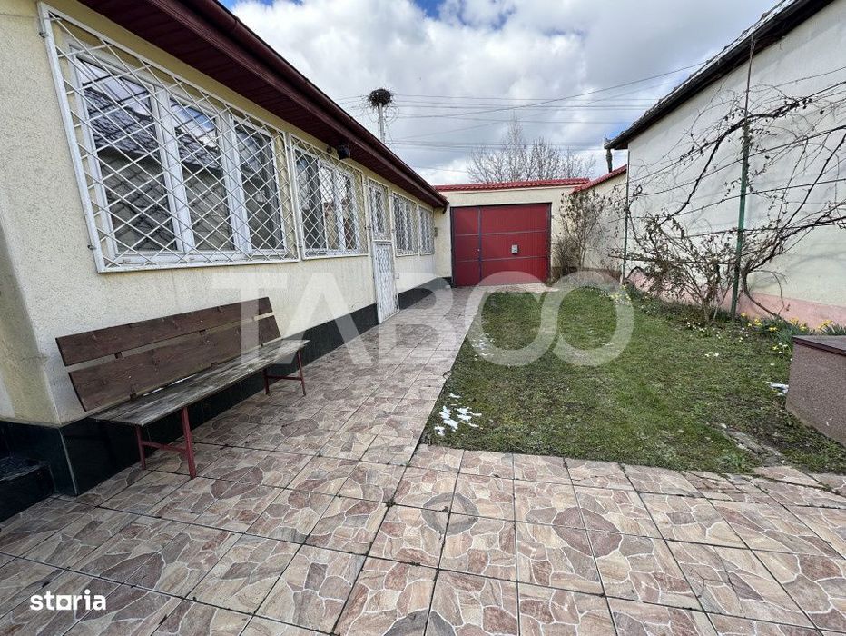 Casa familiala pentru locuit sau vacanta , spatioasa si confortabila .