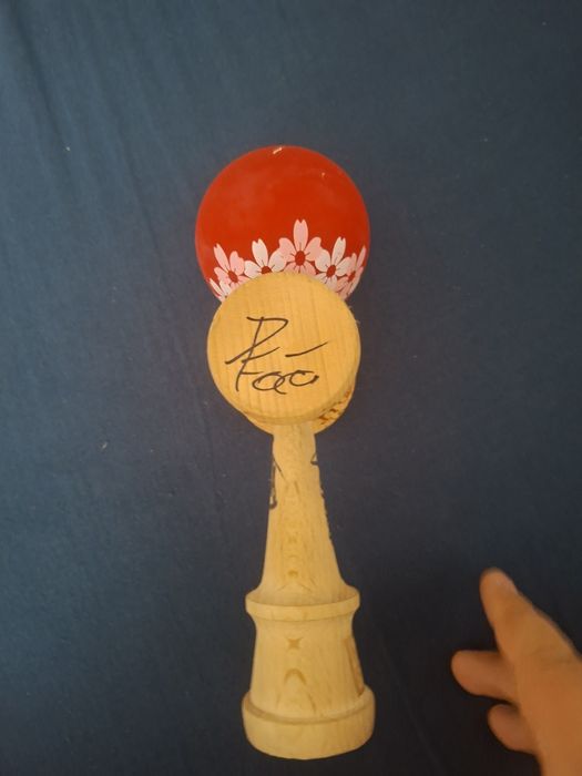 Kendama Karo Sakura roșie puțin jucata
