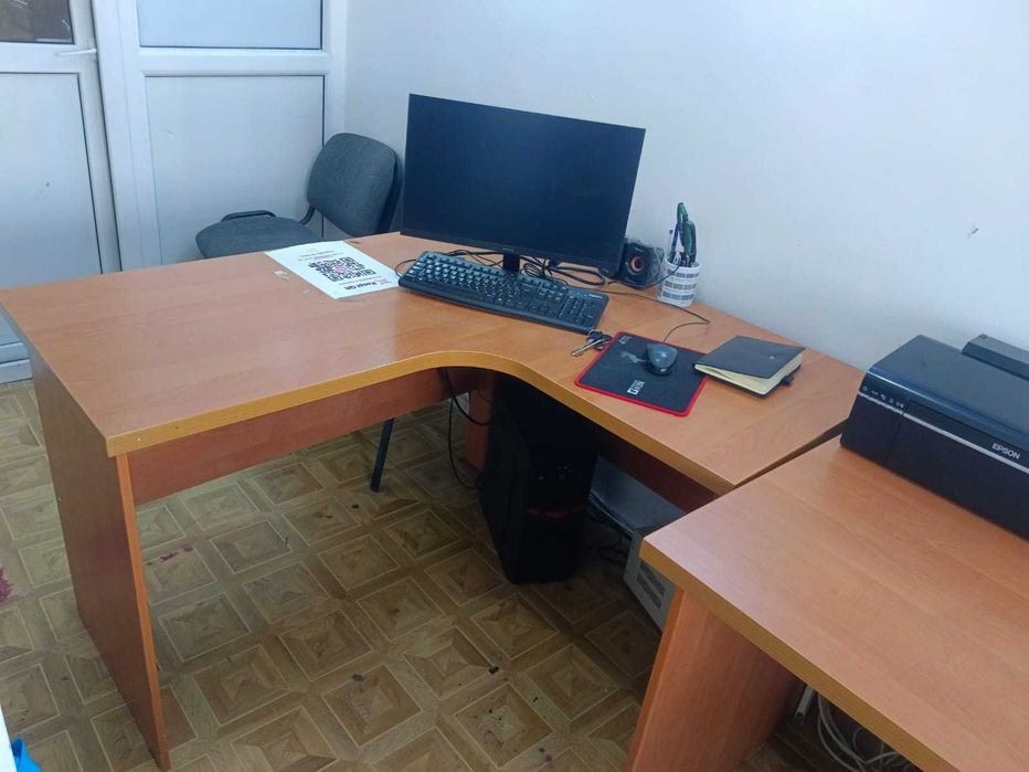 Стол для офиса, кресло, стеллаж