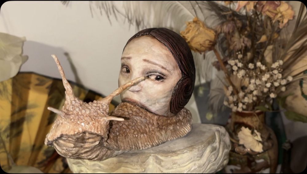 Охльов с човешка глава. Скулутура от глина