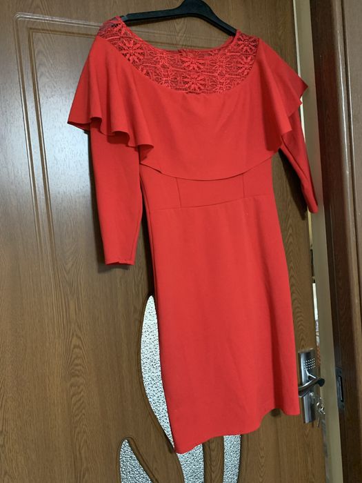 Vand rochita cu volanse in partea de sus