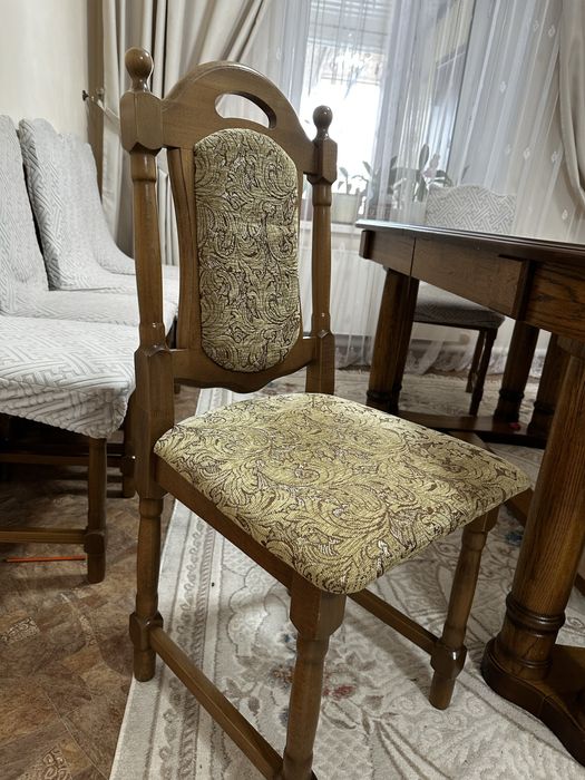 Стол и стулья в хорошем состоянии