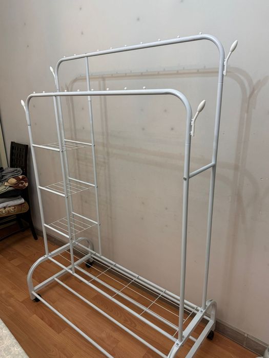 Продаётся напольная вешалка для одежды в отличном состоянии.
