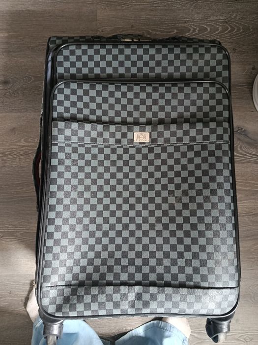 Продам чемодан, размер л