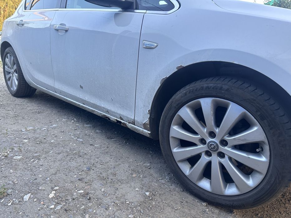 Продам авто! Opel astra j 2011 года