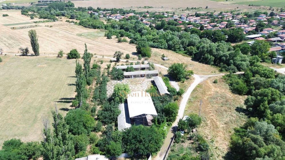 Бунгала, метална конструкция и 6дка УПИ в Златовръх