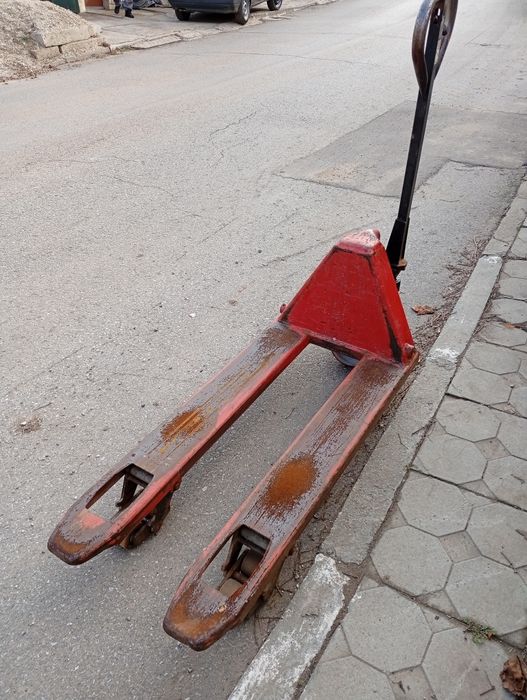 Палетна количка работеща