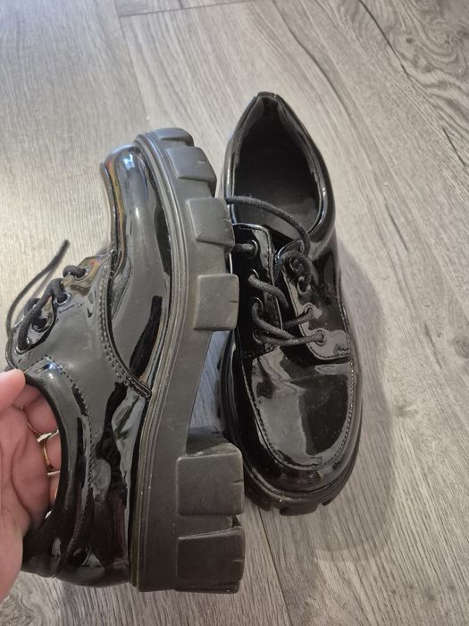 Pantofi din lac marimea 36