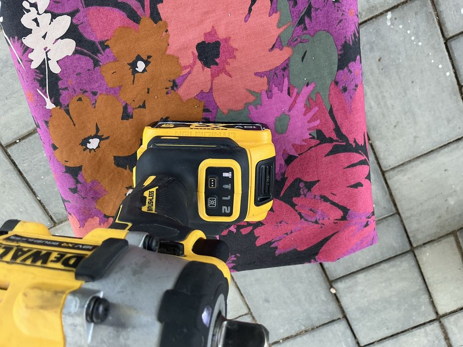 Vind dewalt  2025 DCF 922 cu acum 5ah