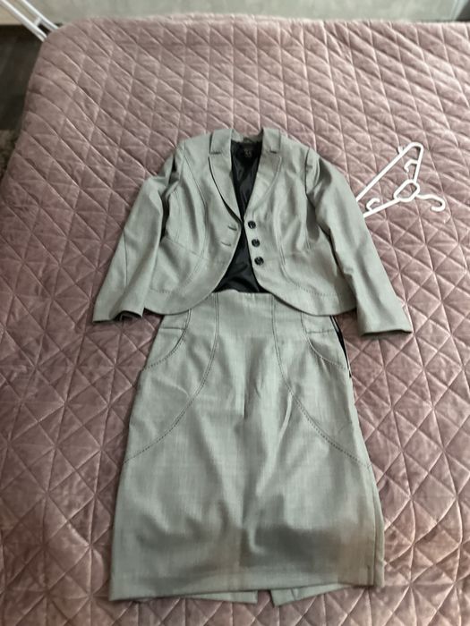 Costum dama gri fusta si sacou
