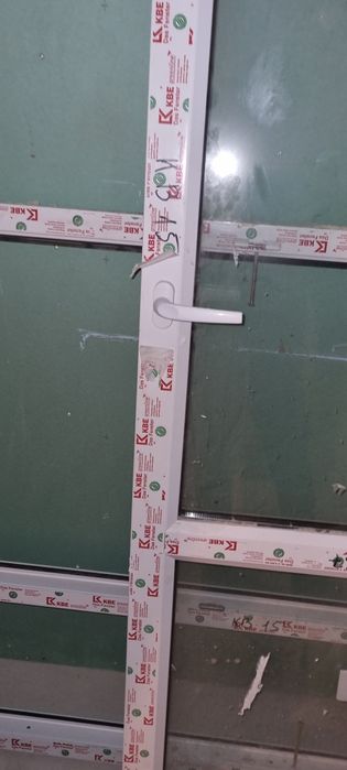 Продам балконную дверь с рамой