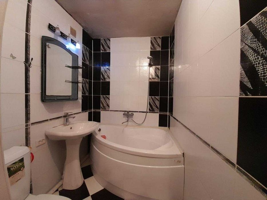 Продам 2комн студию возле Аян пассажа. 2эт.