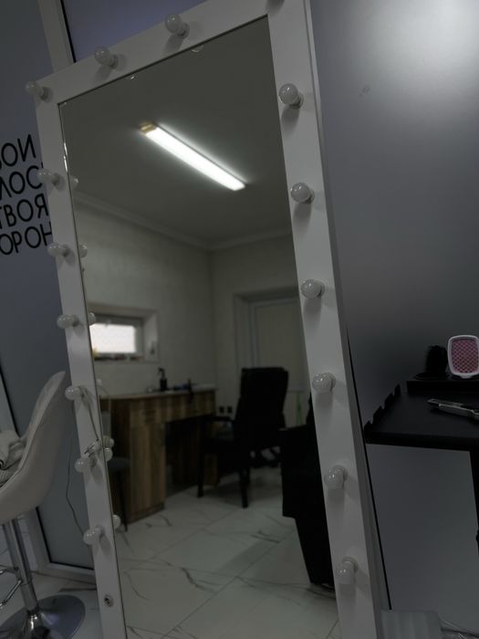 Зеркало с лампами