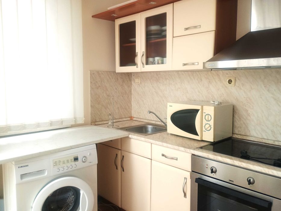 Голям тристаен с паркомясто в центъра на Слънчев бряг, до автогарата