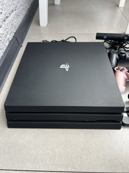 PS4 Pro 1TB + 2 controllere + jocuri + accesorii – stare foarte bună