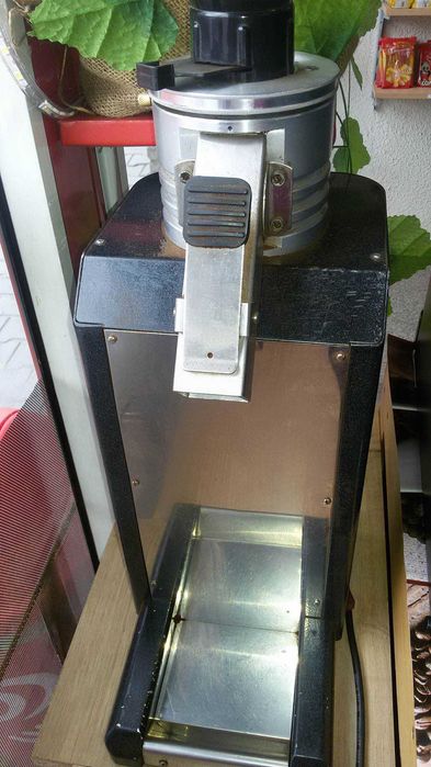 Професионална кафемелачка Комтрон KM 1100W с нови ножове