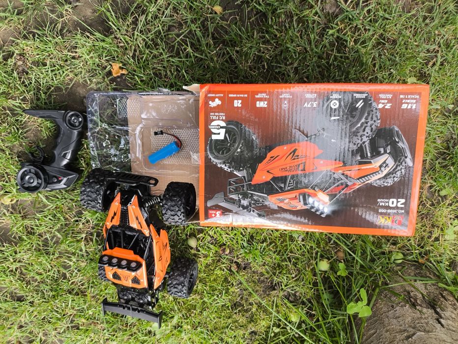 Mașinuță cu telecomandă, acumulator reîncărcabil!