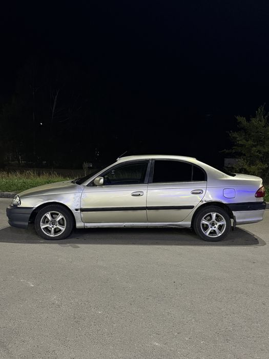 Toyota avensis 2001