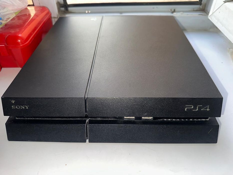 Продам Sony PS 4 (Fat)