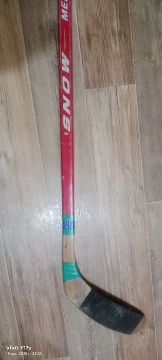 Продам хоккейную клюшку