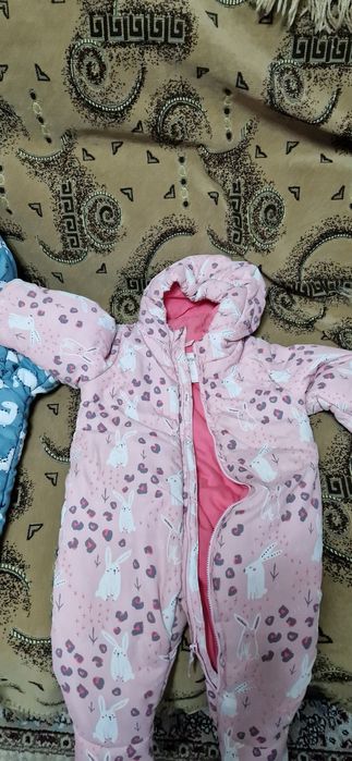 Продам детские комбинезоны 4 штуки.