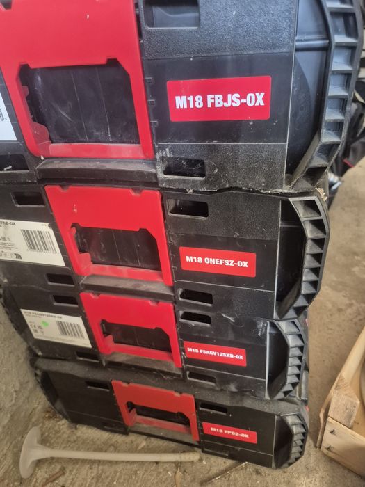 Vând 4 cutii milwaukee