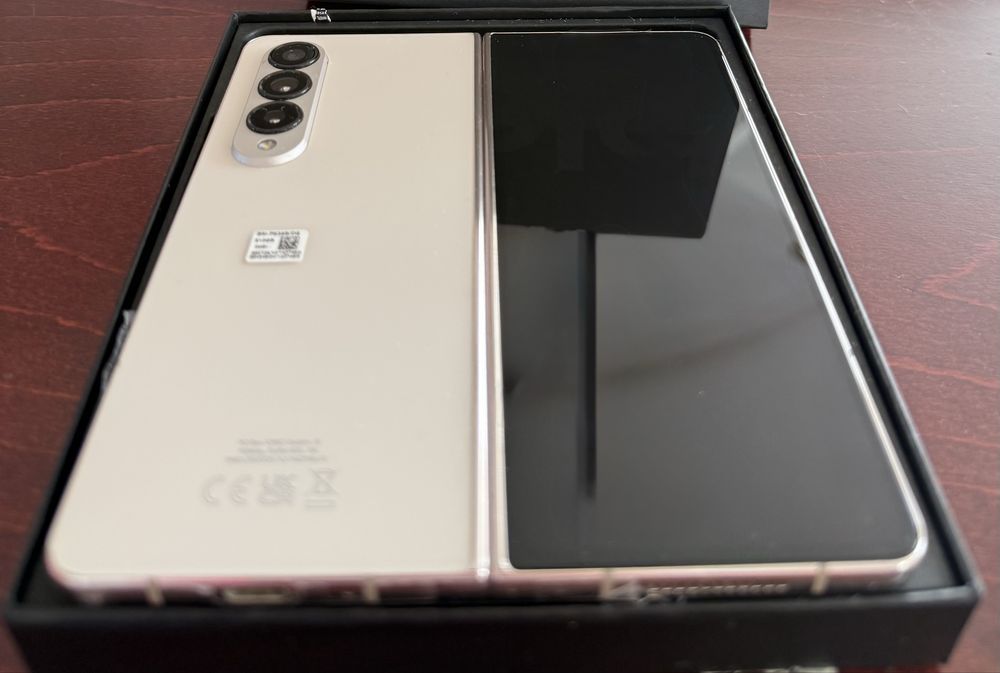 Оригинален кейс + Samsung Z Fold 4 Beige, 512 GB в отлично състояние !