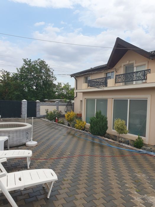 Case de vinzare una la gata cealaltă la rosu