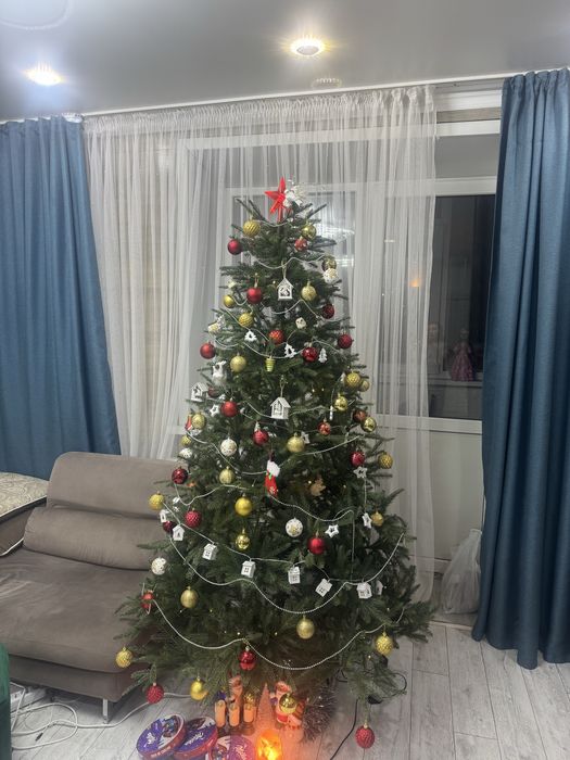 Продам елку искуственную с игрушками 2,30м