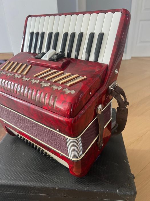 Vând acordeon  in stare buna