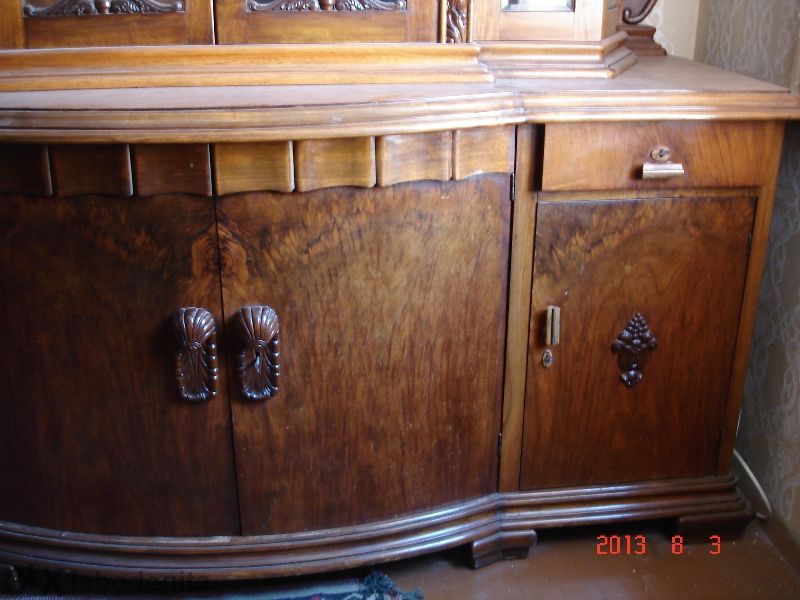 Масивен, аристократичен, холен бюфет