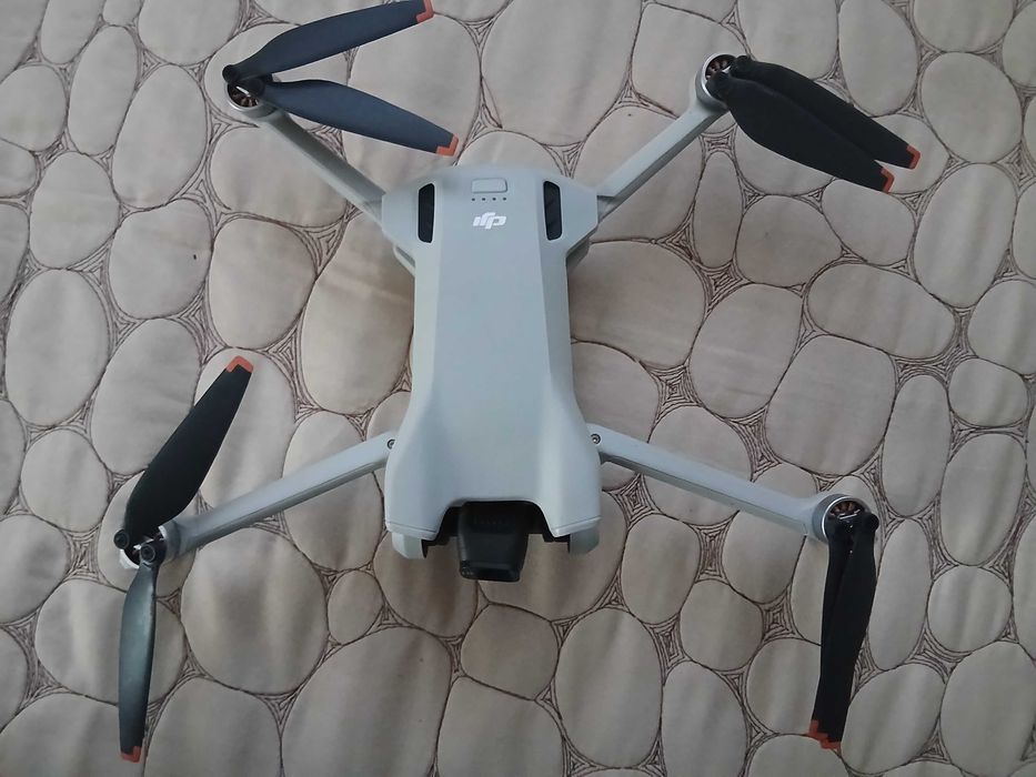 Продавам дрон DJI MINI 3
