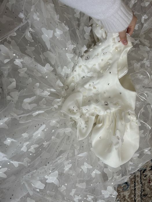 Белое платье с бабочками в прокат