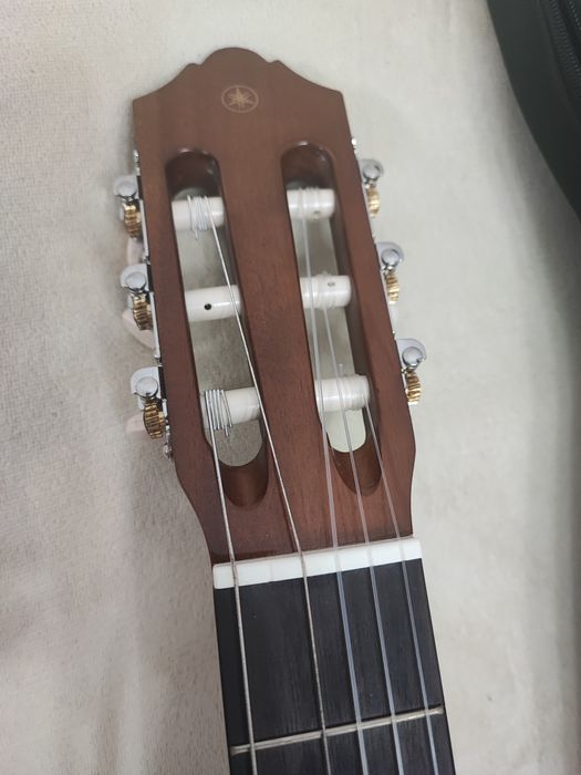 Продам гитару Yamaha C40 классическая