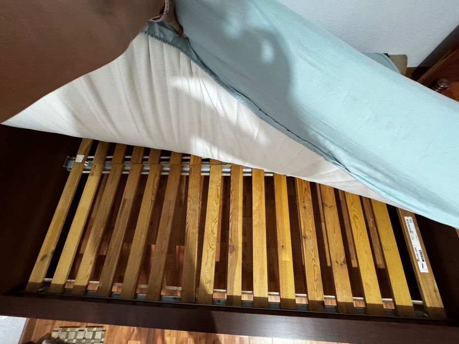 Vând pat Ikea cu somieră și saltea