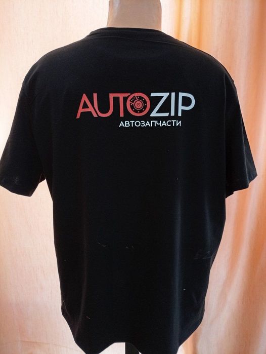 Futbolka polo S logotipom