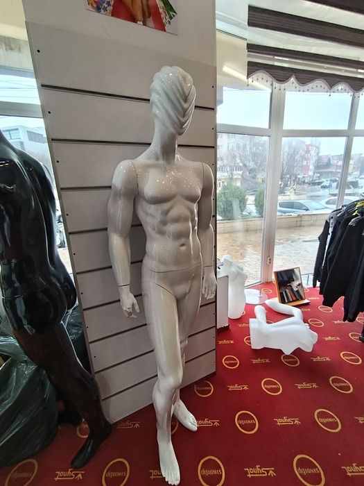 Vand obiecte pentru magazin de haine